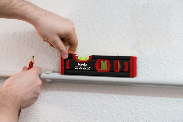 kwb 1 mm Mini Aluminium-Wasserwaage 20 cm, gesicherte Libelle, m Genauigkeit, präzise geschliffen, je 1 Horizontal-und Vertikallibelle inkl. Sturz-Schutz aus Gummi – Bild 5
